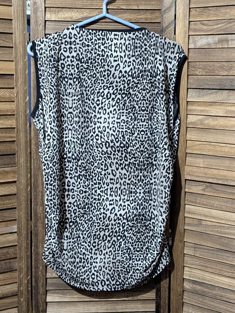 ✨ Leopard Print Sleeveless Ruched Top - Size L/XL (Stretchy!) - Picture 4 of 4